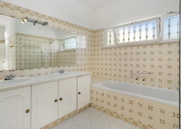 Sitambo- Pool & Sea View